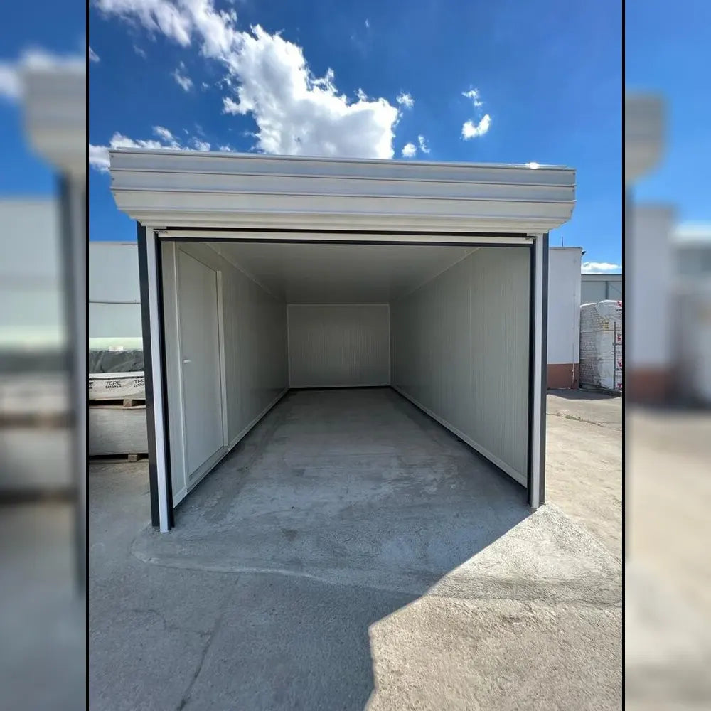 Гараж направен от контейнерна конструкция с врата и ролетна щора