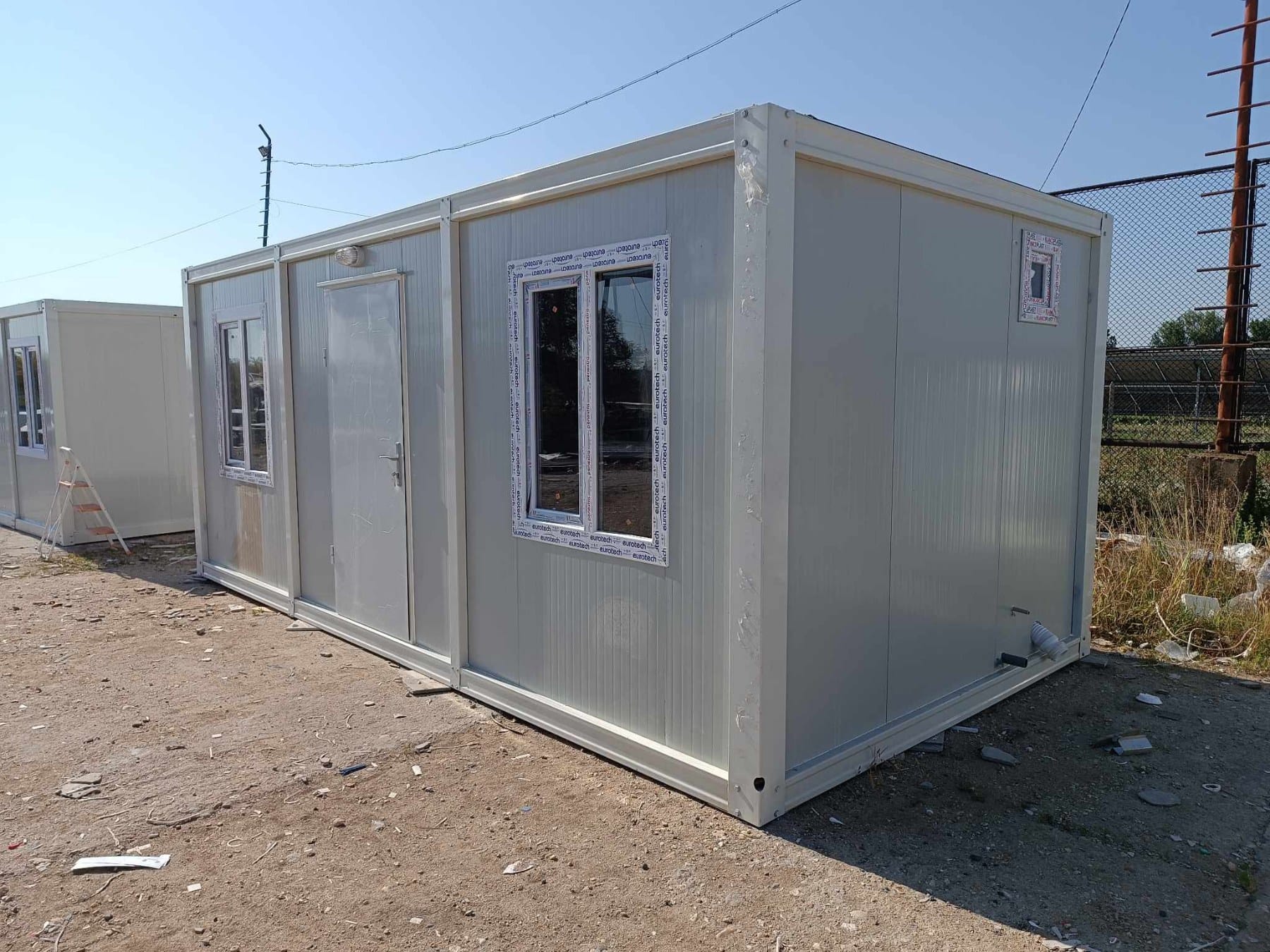 Контейнер за живеене, тип фургон с два прозореца и една врата