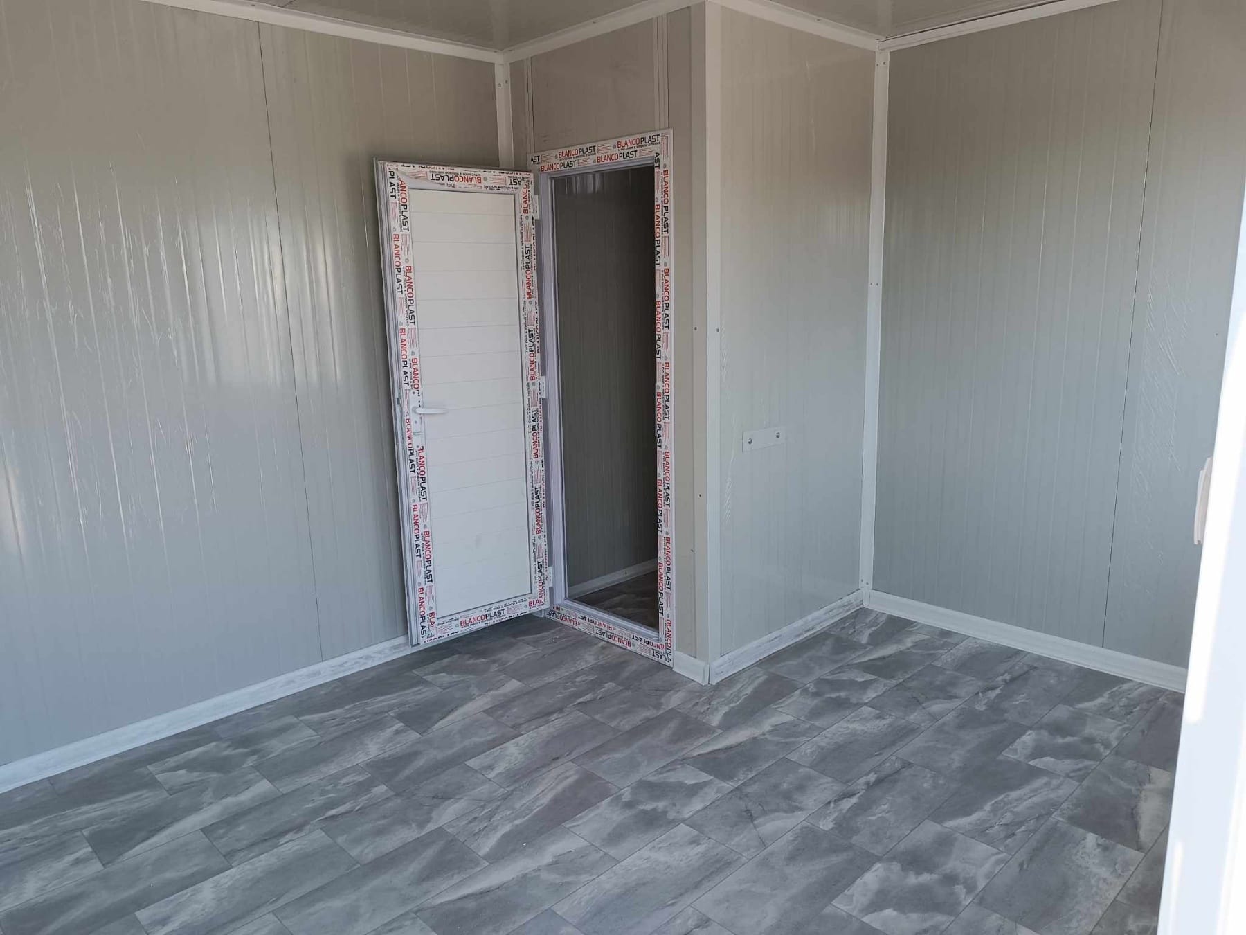 Интериор на контейнер за живеене със санитарен възел