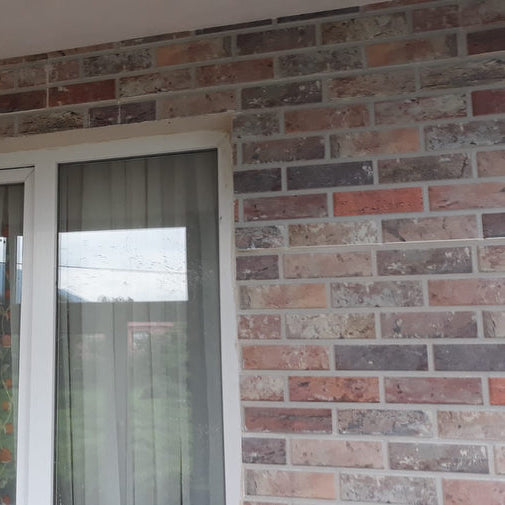 къща със сайдинг от тухли