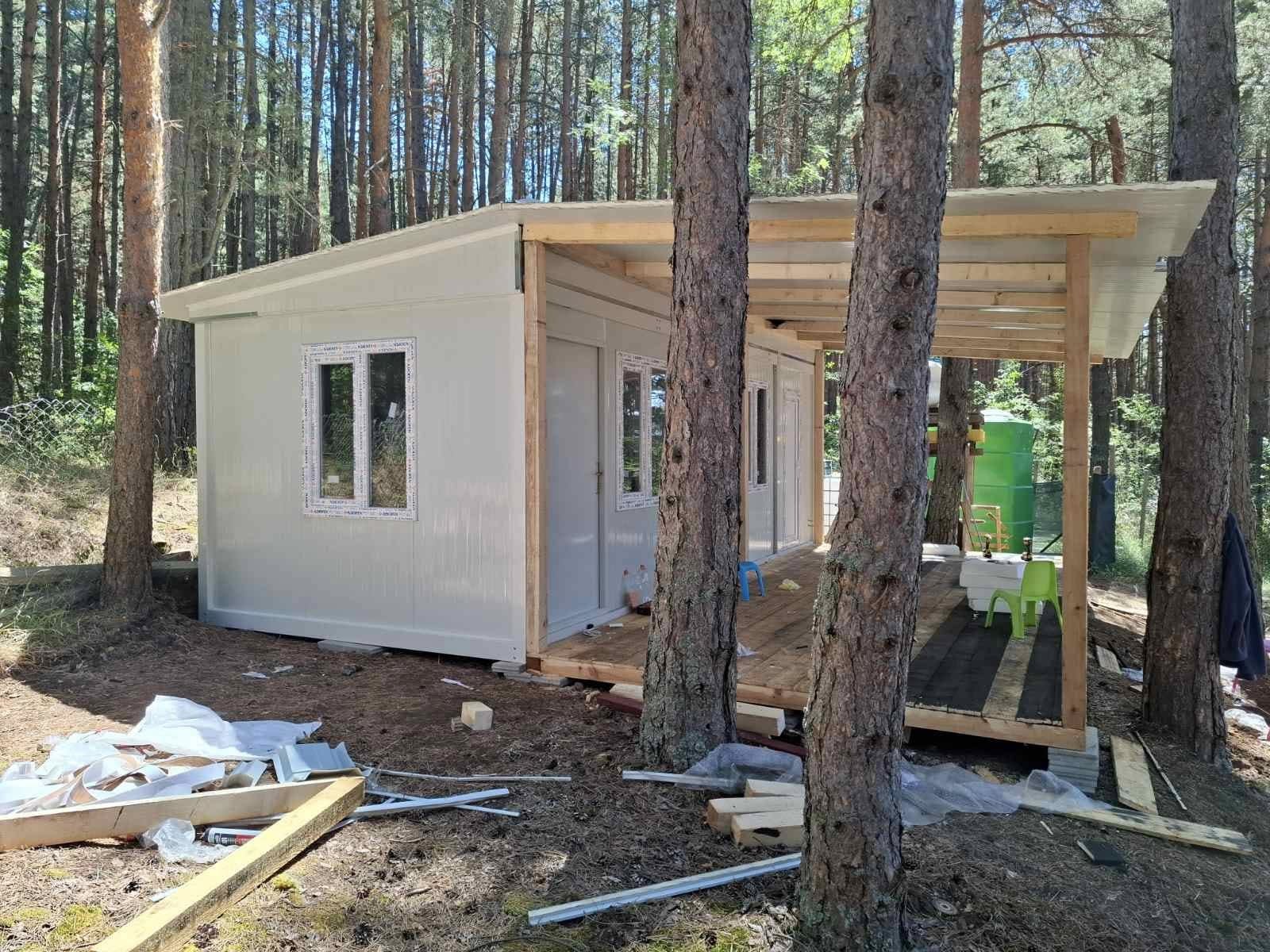 Вила направена с контейнер и дървена веранда