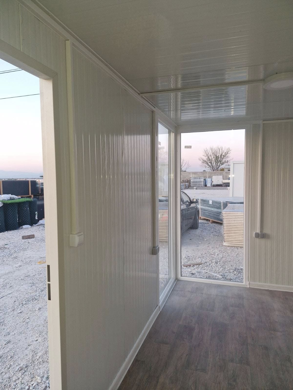 Интериор на контейнер с френски прозорци