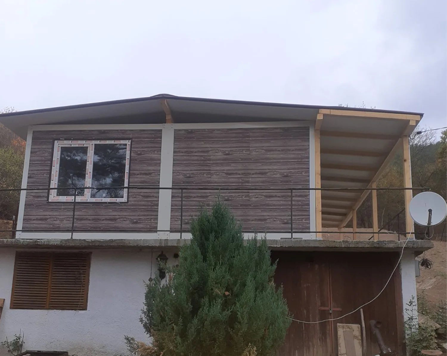 Контейнер къща с дървена веранда и стреха