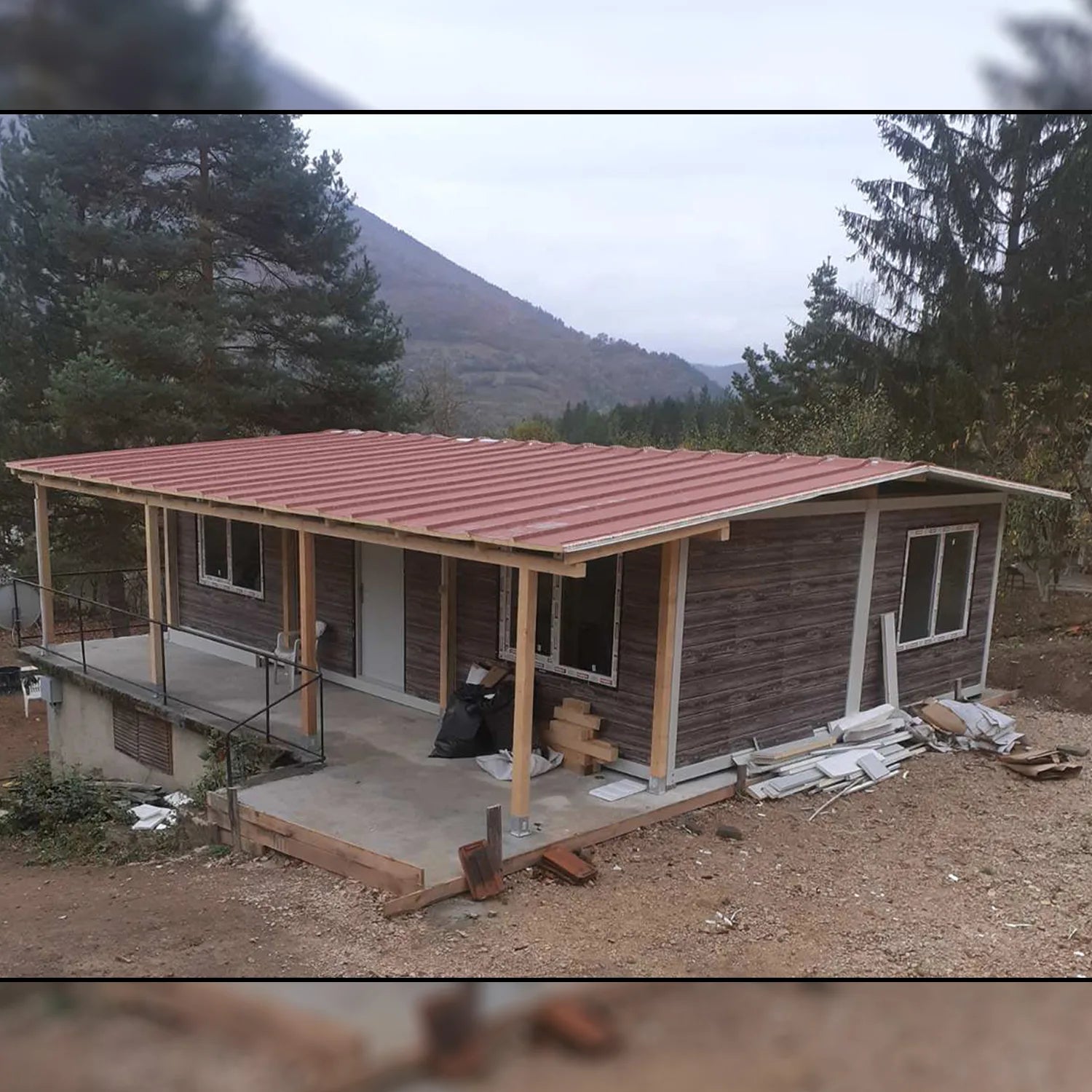 Konteiner za jiveene s pokriv