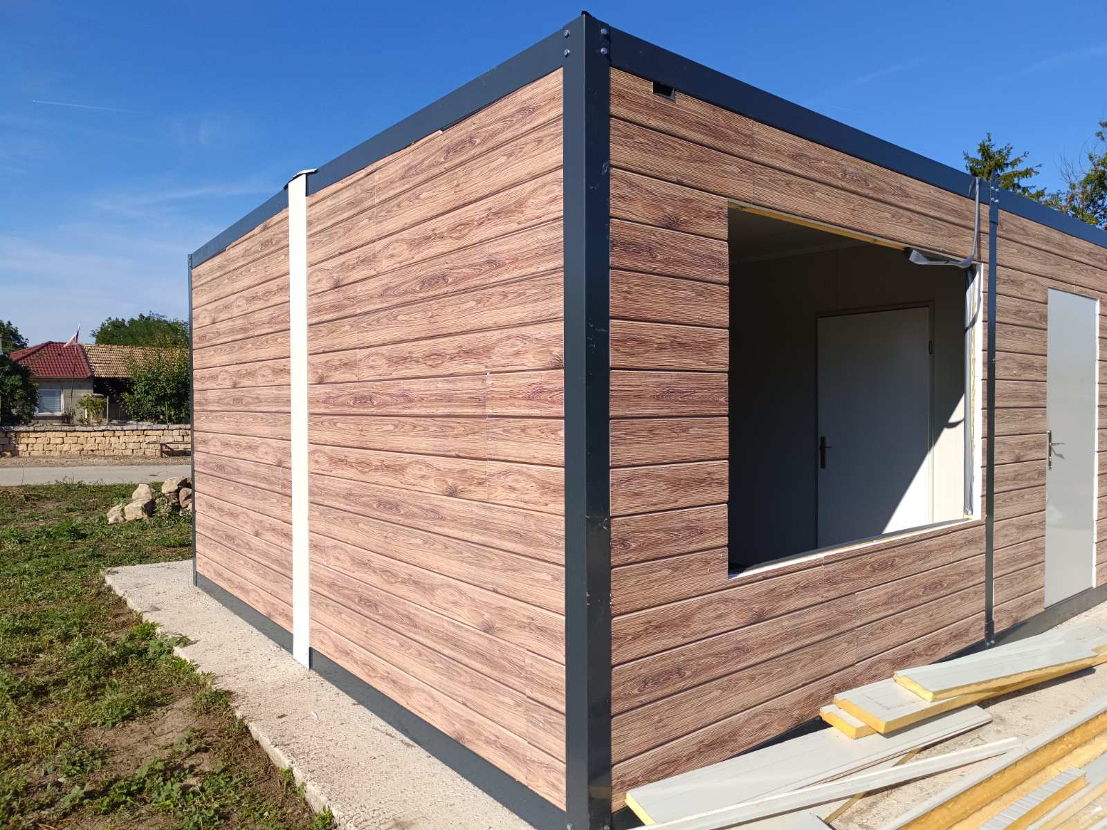 Два съединени контейнера с поръчкови прозорци и облицовани с термо-сайдинг LA-001, имитация на дърво