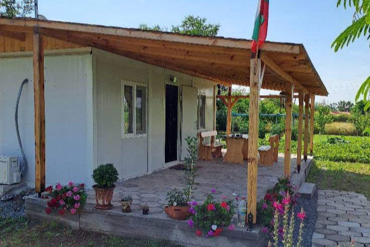 Контейнери с дървен навес