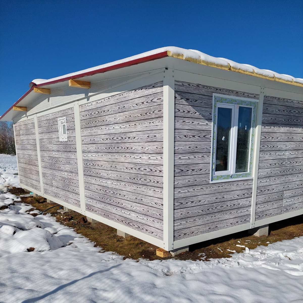 Вила направена от контейнери, облицовани с сайдинг LA-008