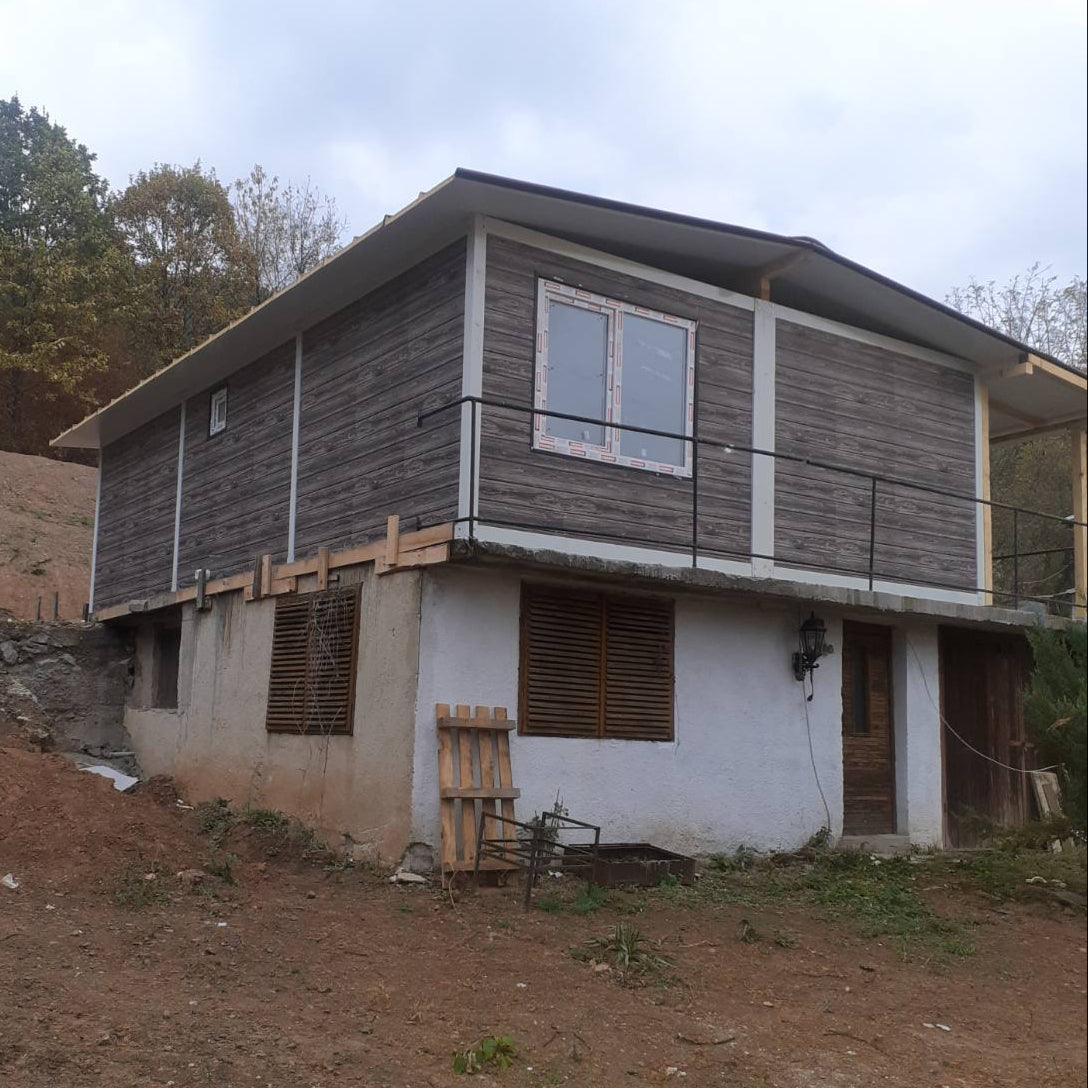 Два контейнера съединени с фасадна облицовка LA-005 и допълнителен навес