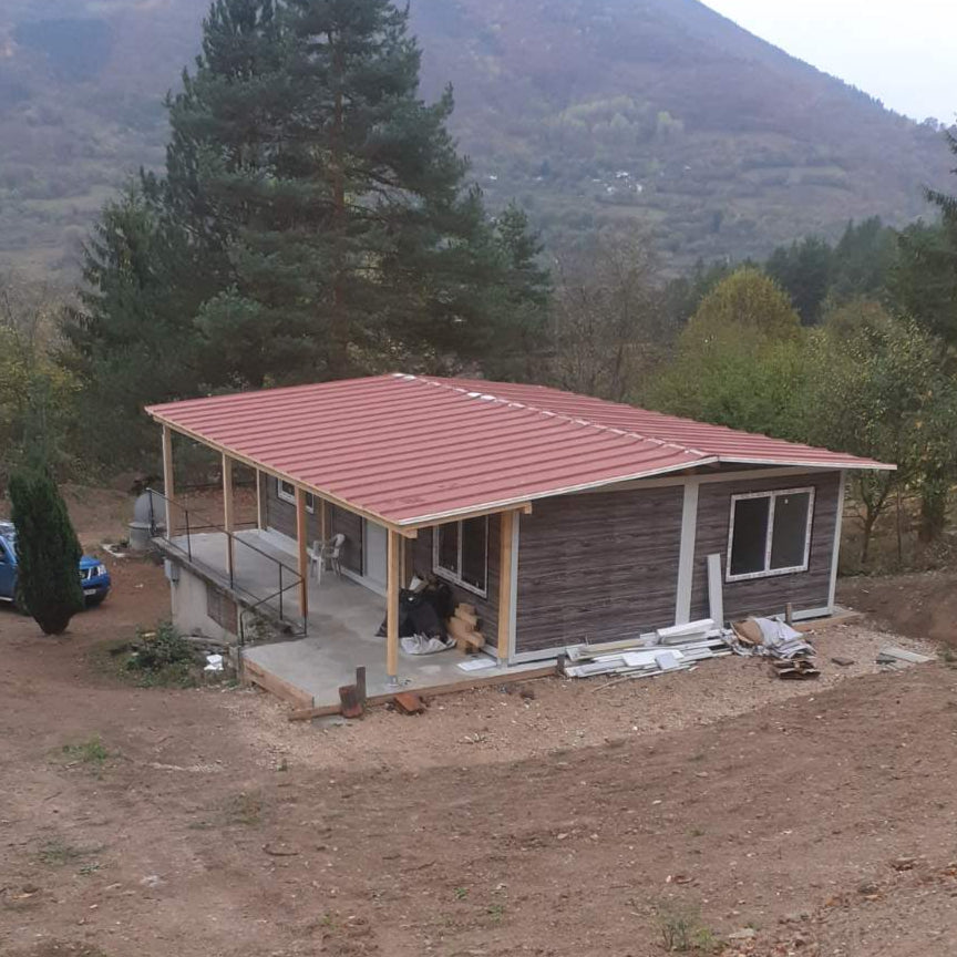 Два големи контейнера събрани в 1 помещение с допълнителен покрив