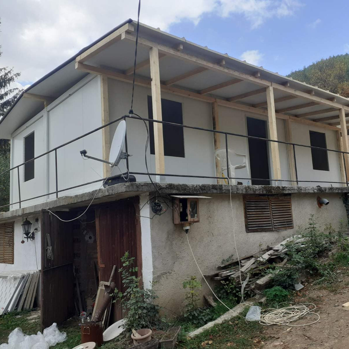 Контейнер от две помещения с баня и тоалетна и хол с допълнителен покрив и навес