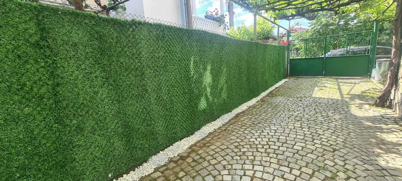 ограда с плетена мрежа жив плет