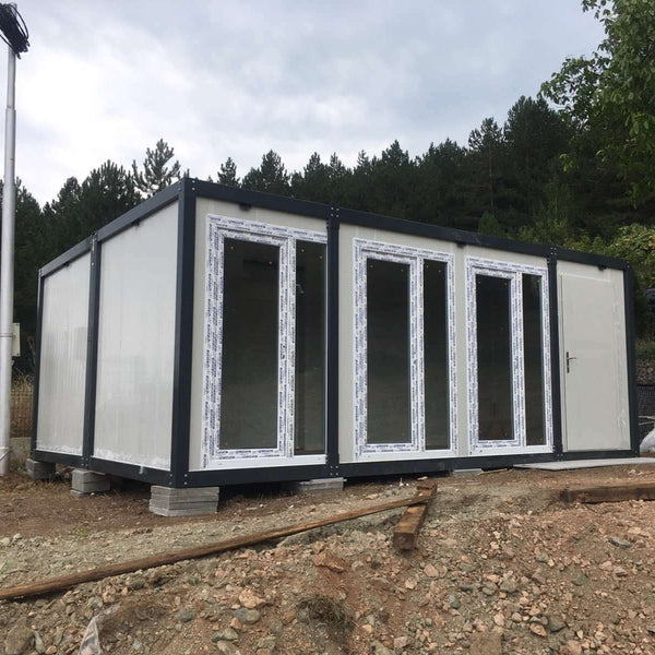 Конфигурация от два контейнера с френски прозорци