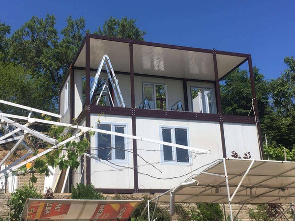 Конструкция от 4 контейнера с веранда на втори етаж