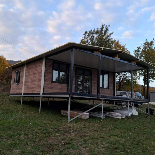 Къща с веранда, тип преместваем обект направен от контейнери 